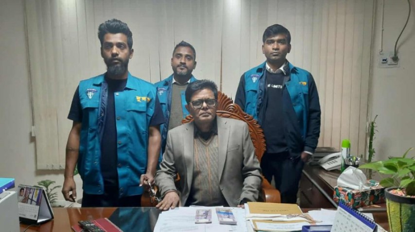 ঘুষের টাকাসহ দুদকের হাতে আটক যশোর জেলা প্রাথমিক শিক্ষা অফিসার